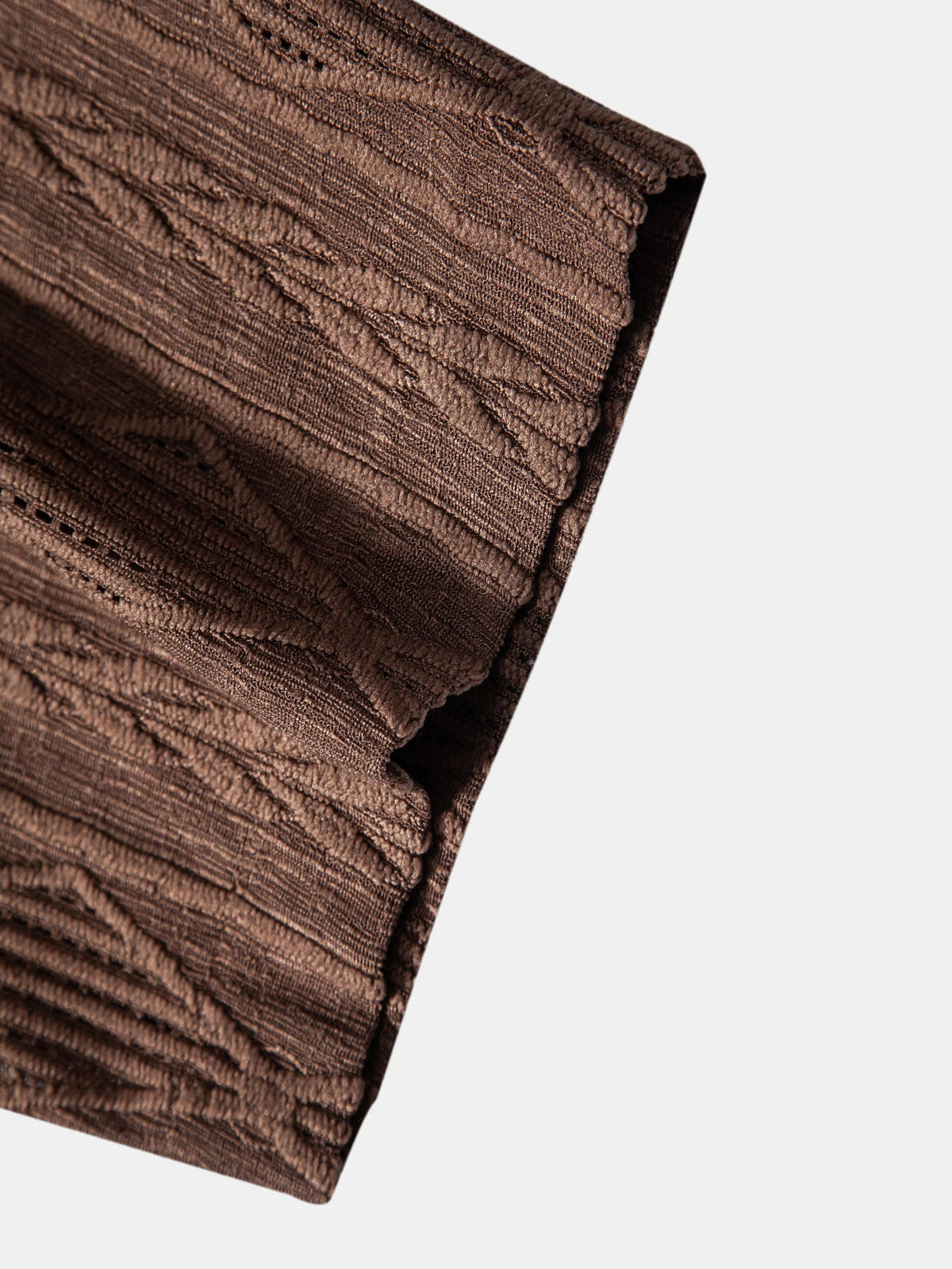 Kuubalaiskauluksinen jacquard-paita ja shortsit rennossa kesäasussa