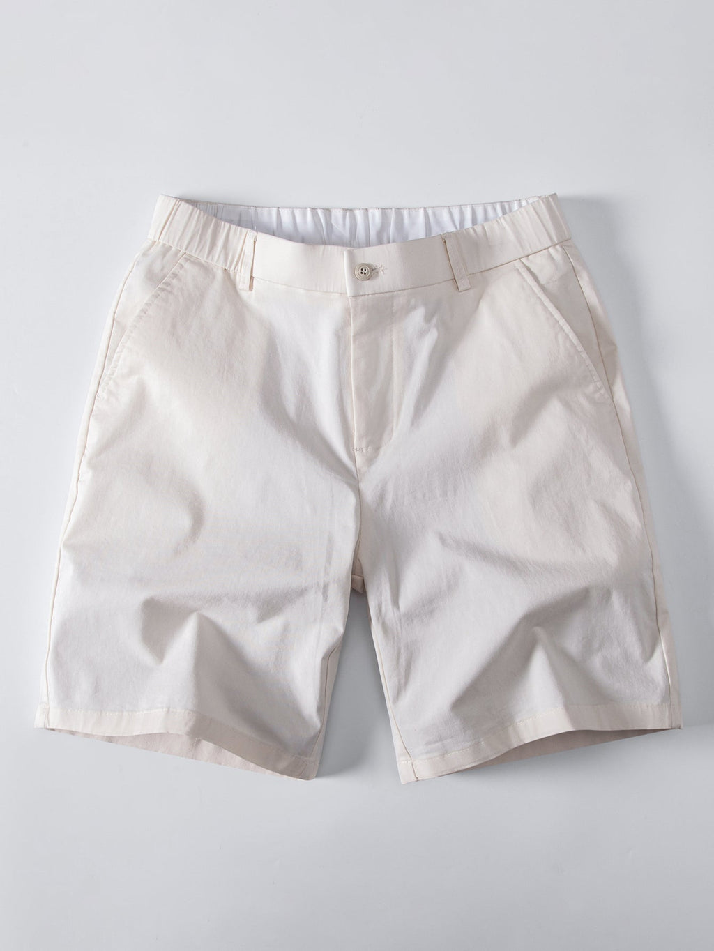 Vaaleat beiget chino-shortsit edestä