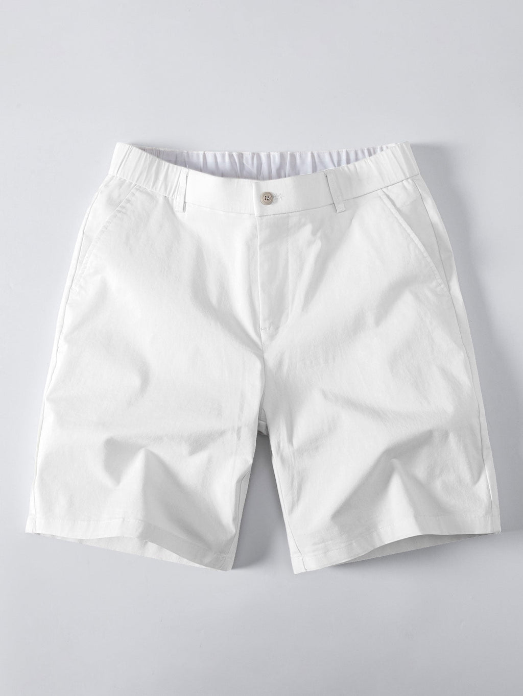 Valkoiset chino-shortsit edestä