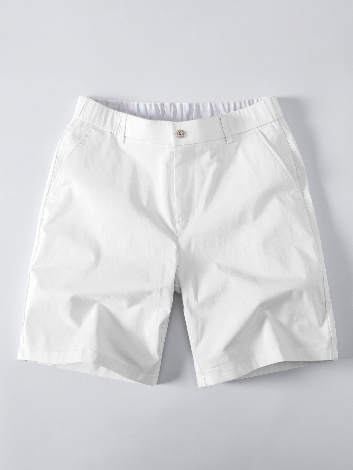 Valkoiset chino-shortsit edestä