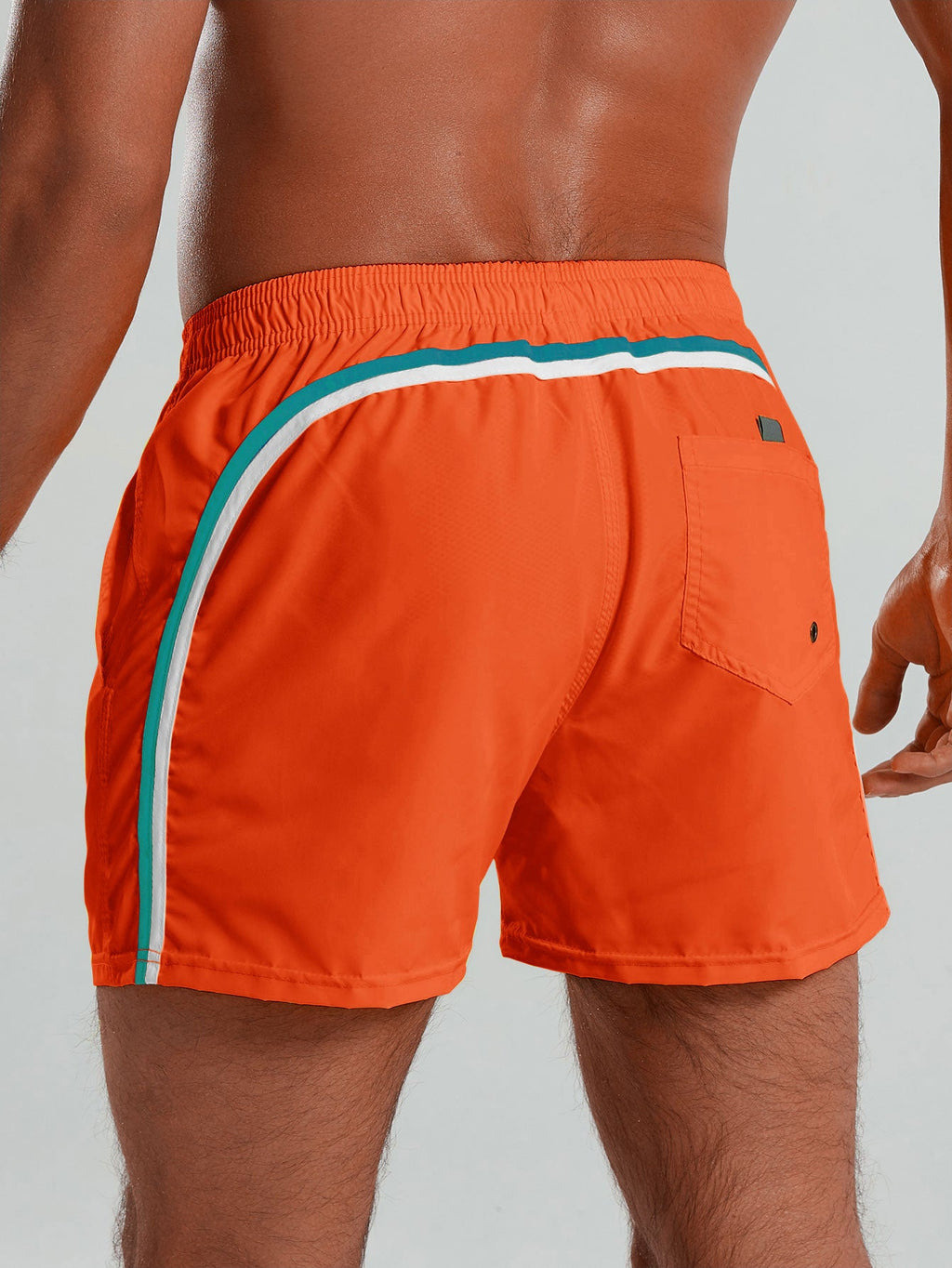 Oranssien uimashortsien takaosa