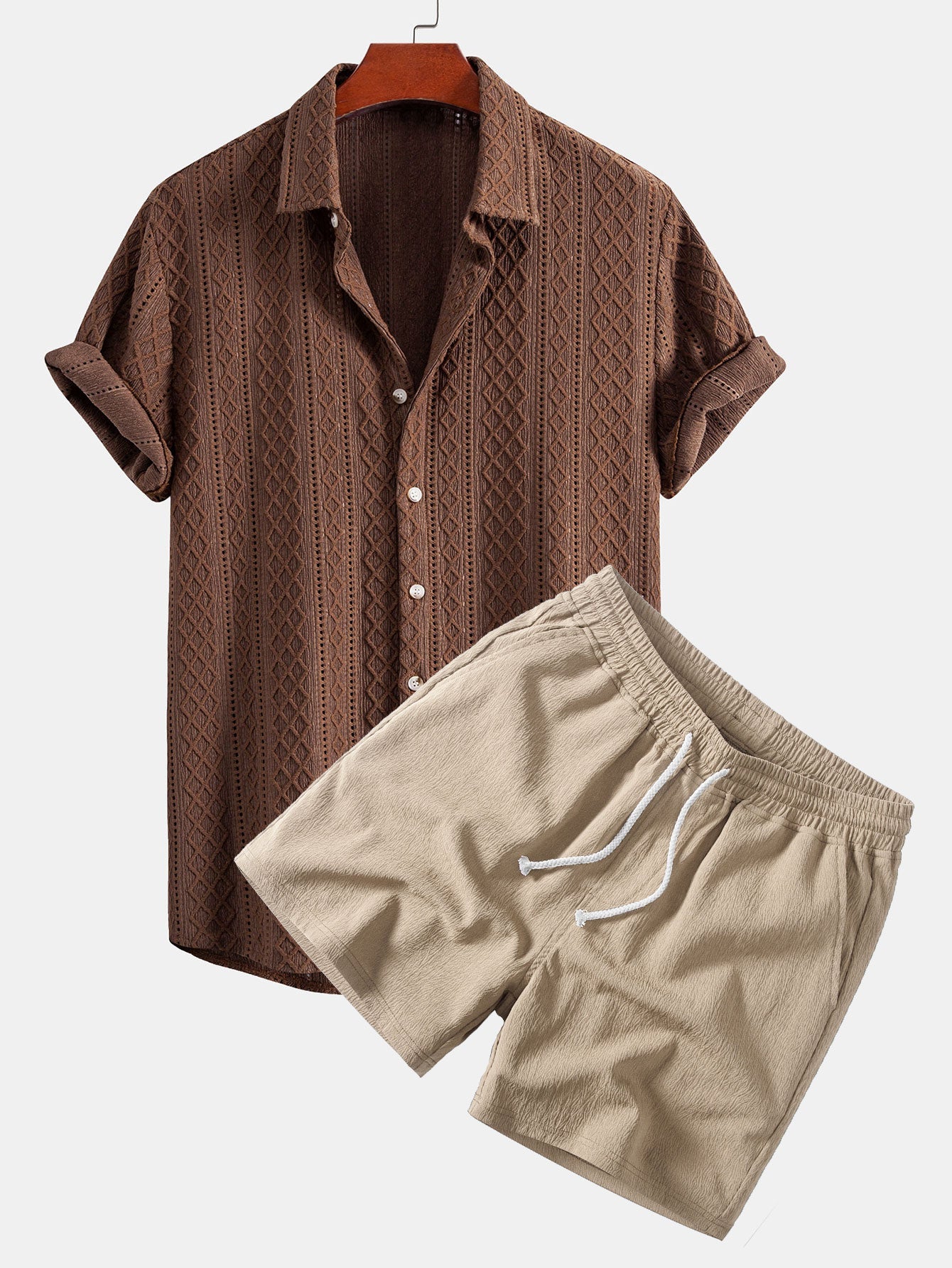 Kahvinruskea jacquard-nappipaita ja kreppipintaiset shortsit mallin päällä edestä.