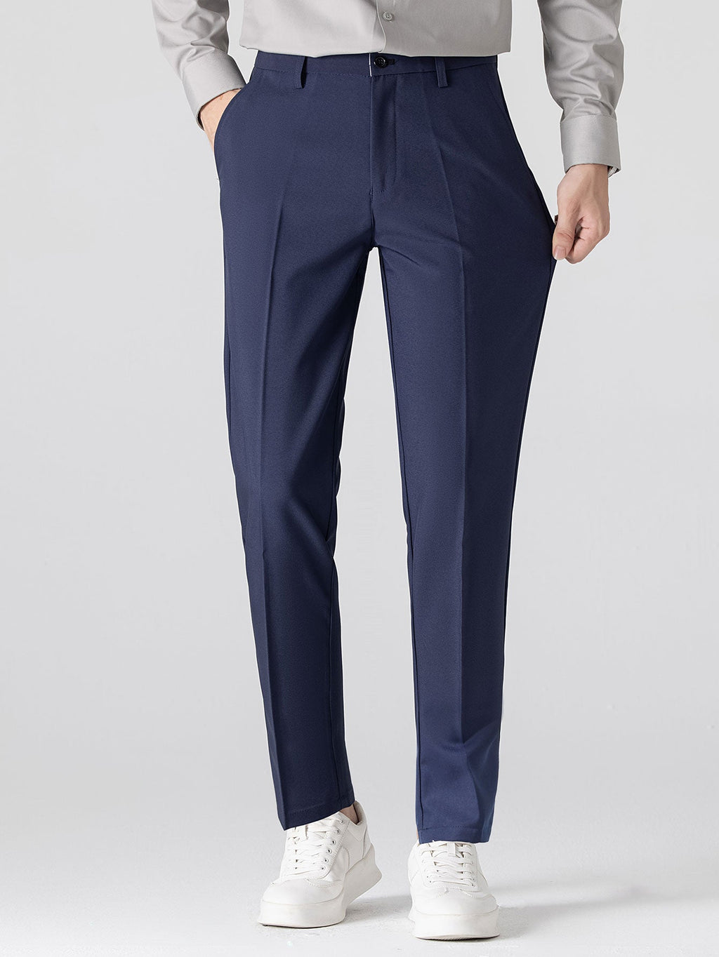 Ribbikauluksisen pikeepaidan ja kapenevien slim fit -housujen täydentävä tuotekuva 21