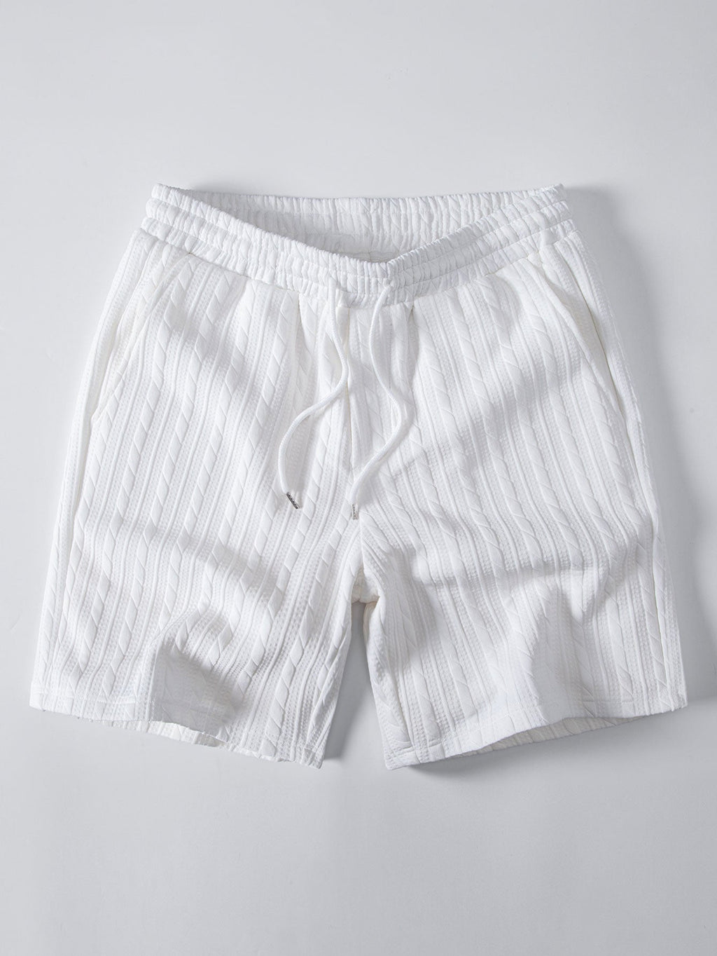 Valkoiset palmikkojacquard-shortsit kiristysnyörillä, tuotekuva edestä