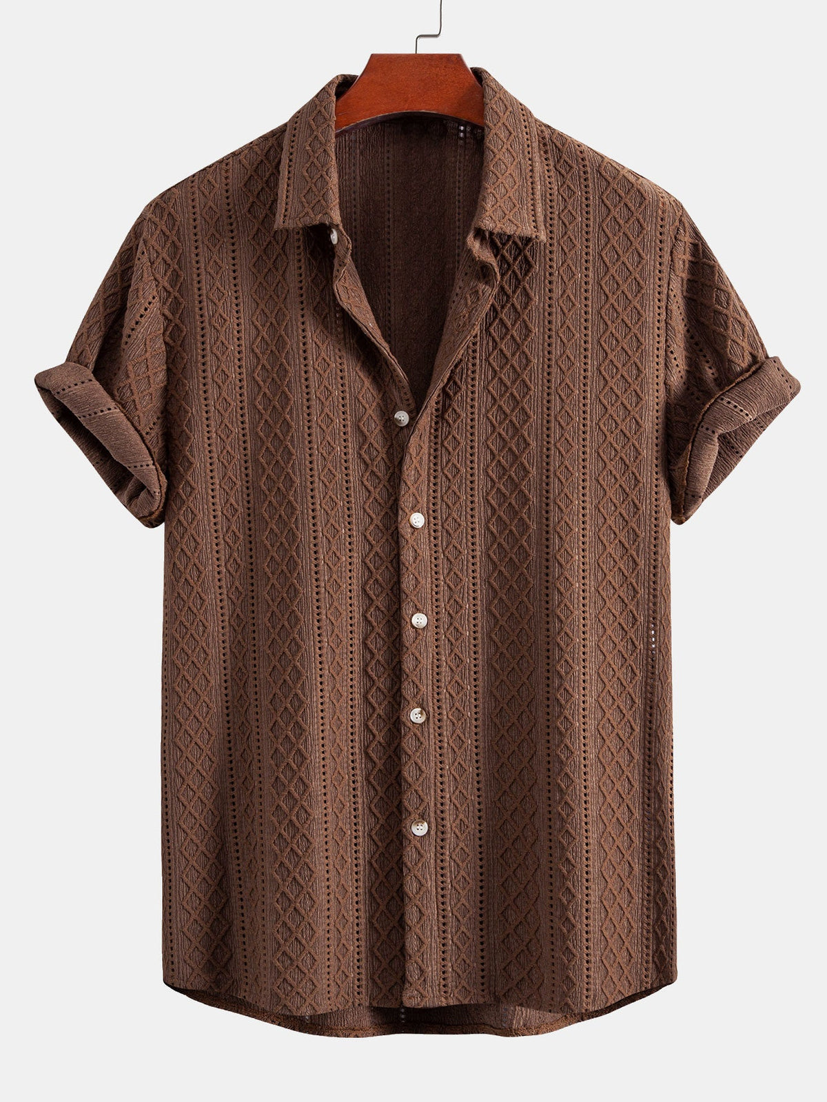 Valkoisen jacquard-paidan ja shortsien rento kokovartalonäkymä.