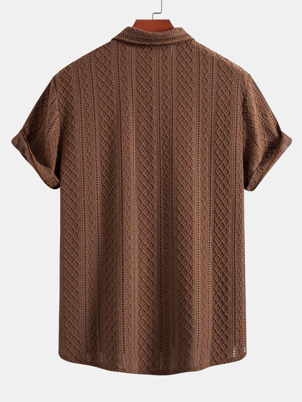 Valkoisen vinoneliöjacquard-paidan yksityiskohta ja kreppipintaiset shortsit.