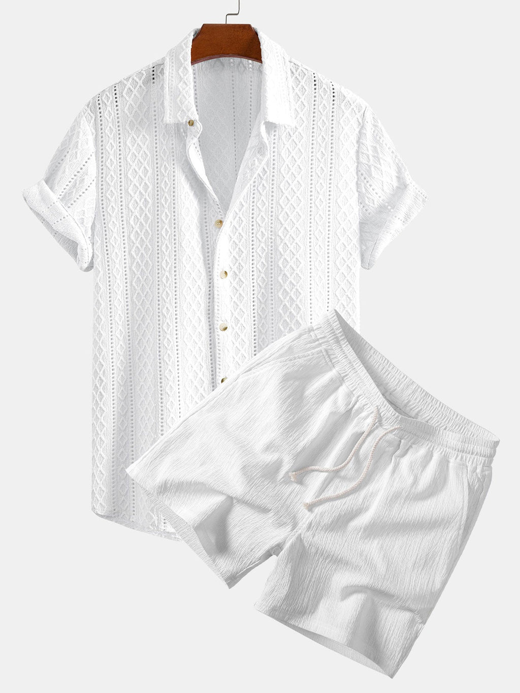 Valkoinen jacquard-nappipaita ja kreppipintaiset shortsit mallin päällä edestä.