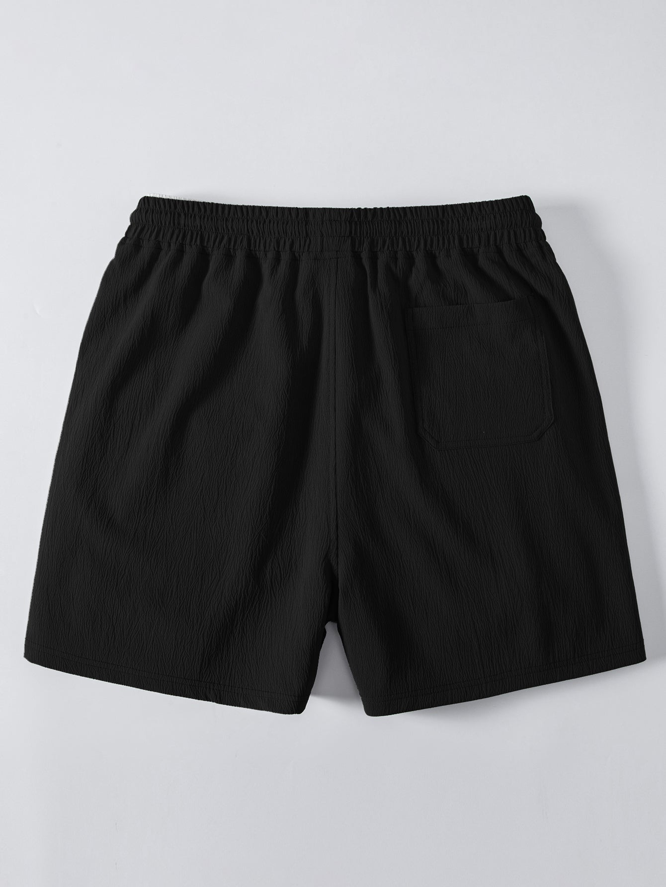 Mustat kreppipintaiset shortsit takaa