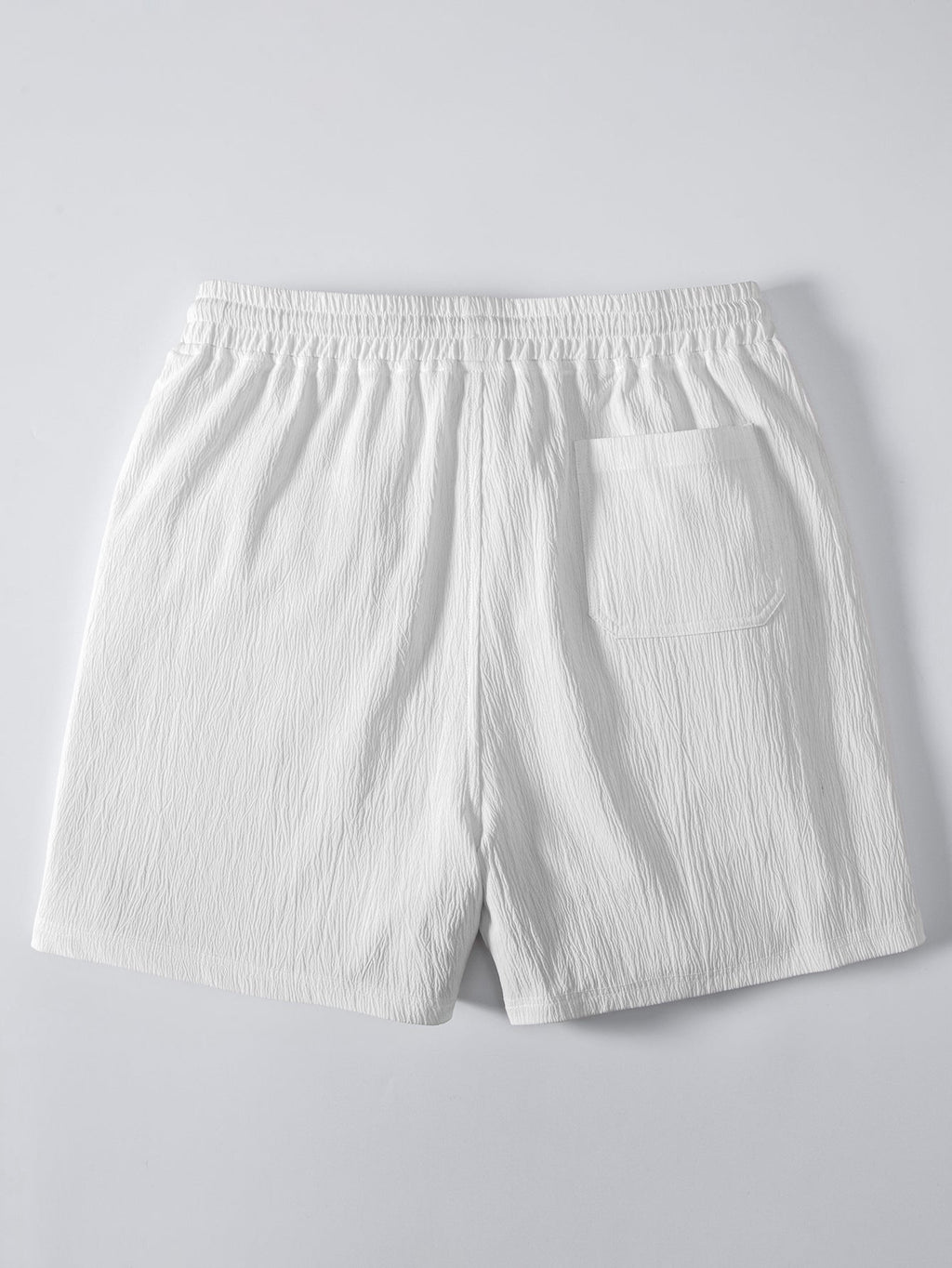 Mustan jacquard-paidan ja shortsien kokovartalonäkymä.