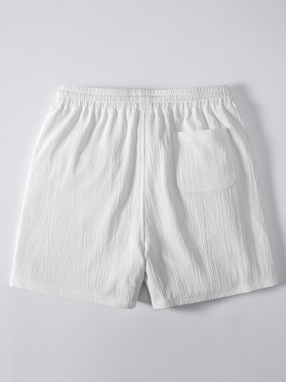 Mustan jacquard-paidan ja shortsien kokovartalonäkymä.