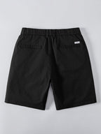 Mustat chino-shortsit takaa
