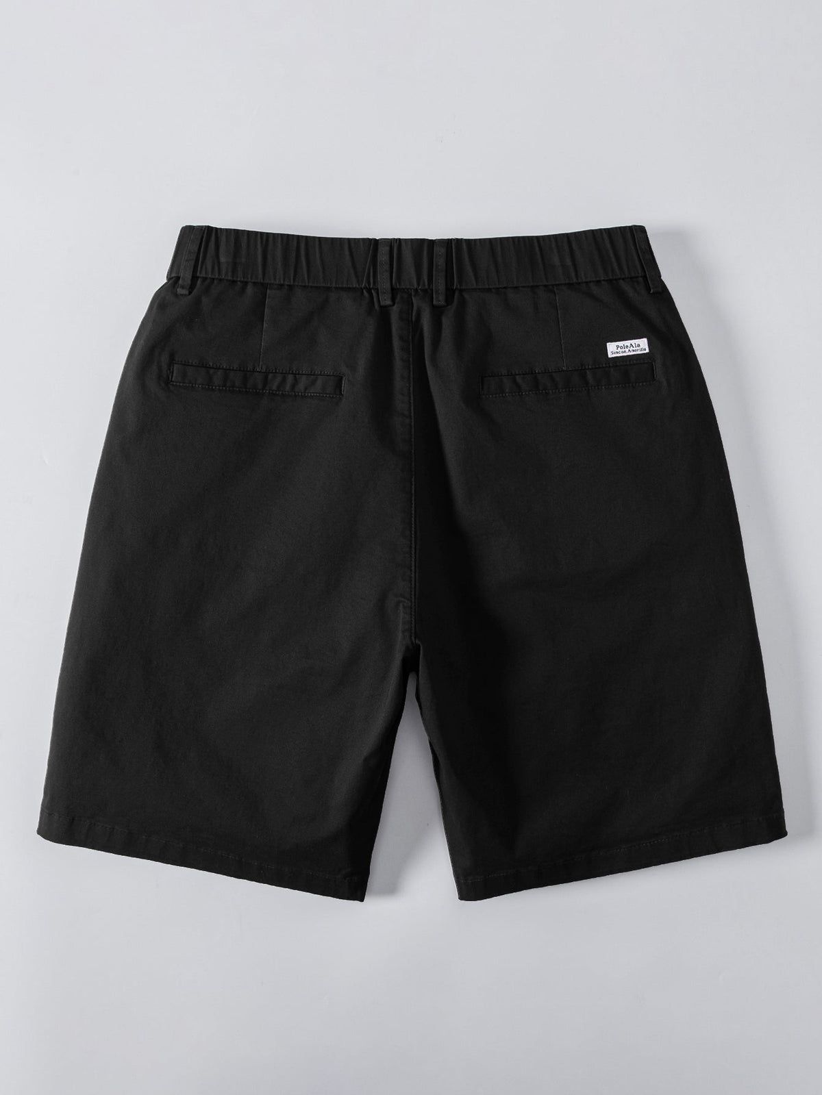 Mustat chino-shortsit takaa