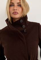 Ruskea midimittainen takki, takanäkymä