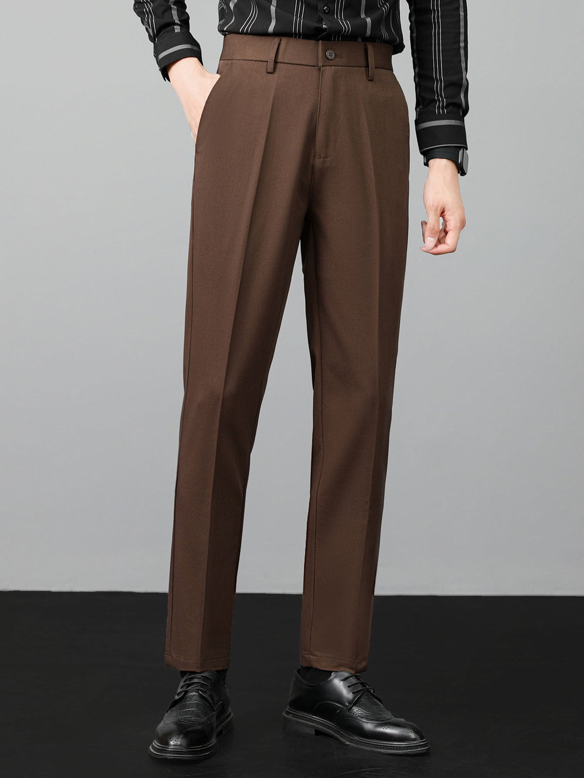 Beiget kapenevat slim fit -housut edestä