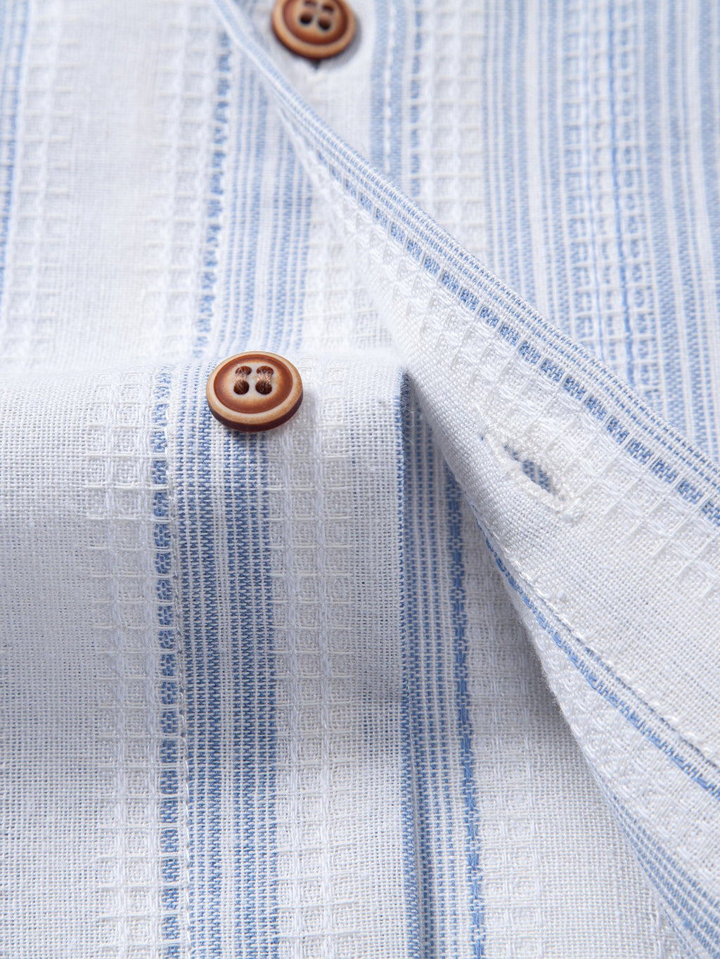 Suoralahkeisten pellavahousujen lahkeen ja kankaan yksityiskohta
