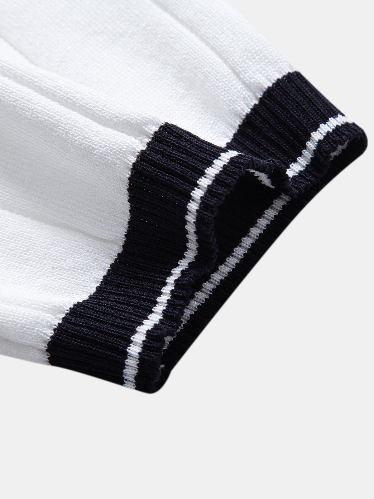 Ribbikauluksisen pikeepaidan ja kapenevien slim fit -housujen täydentävä tuotekuva 26