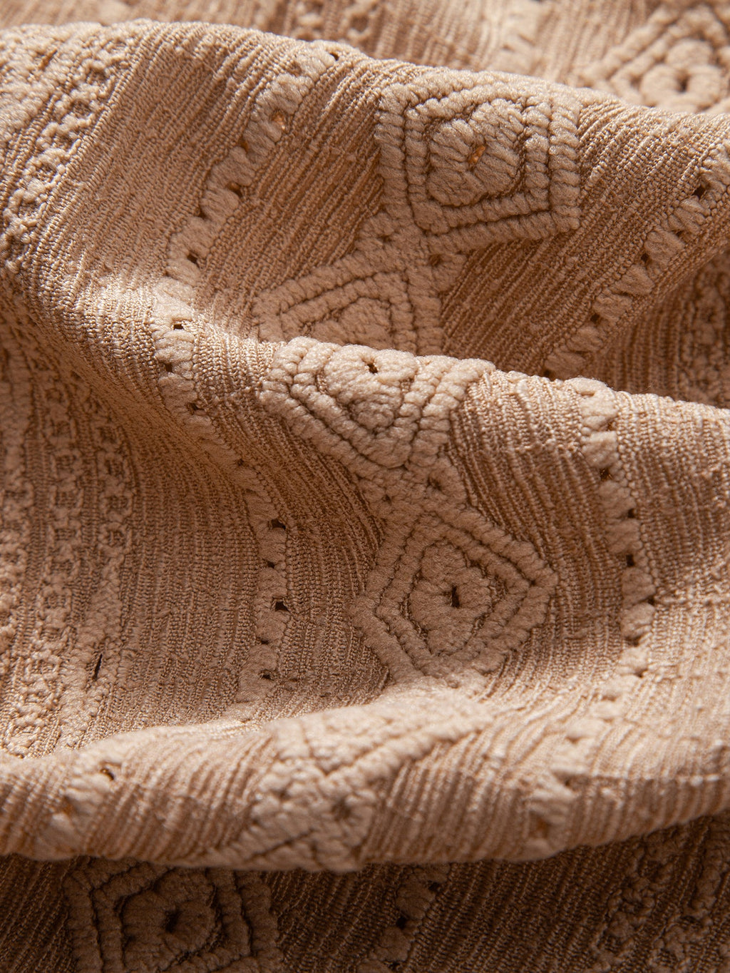 Pikeepaidan geometrisen jacquard-kuvion yksityiskohta