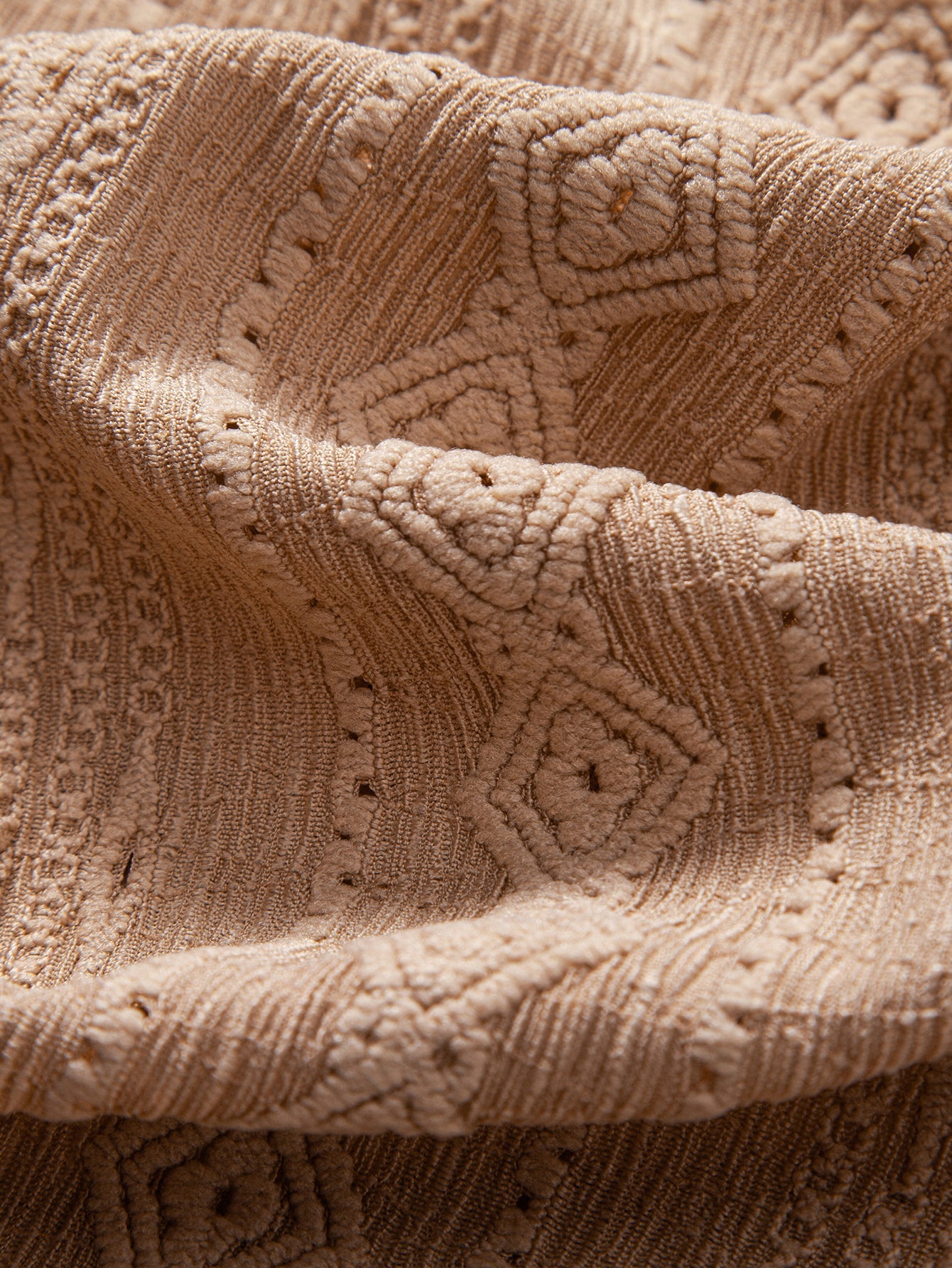 Pikeepaidan geometrisen jacquard-kuvion yksityiskohta