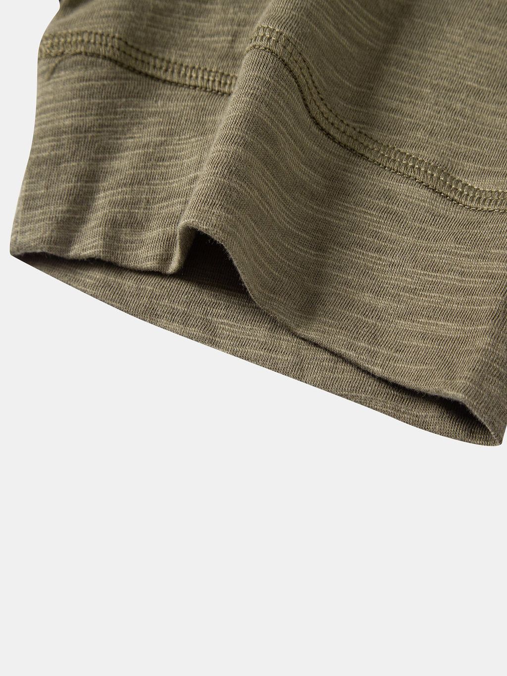 Henley-T-paidan lyhyen hihan ja hihansuun yksityiskohta