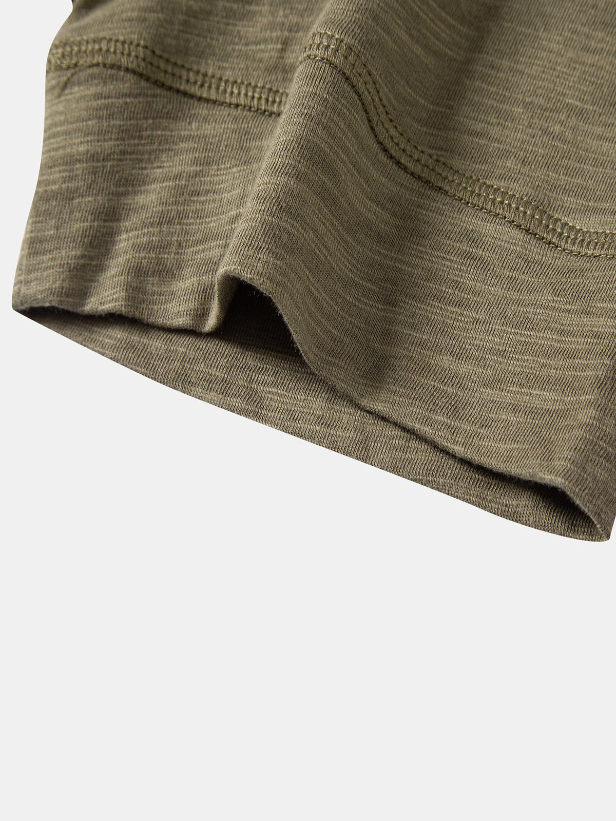 Henley-T-paidan lyhyen hihan ja hihansuun yksityiskohta