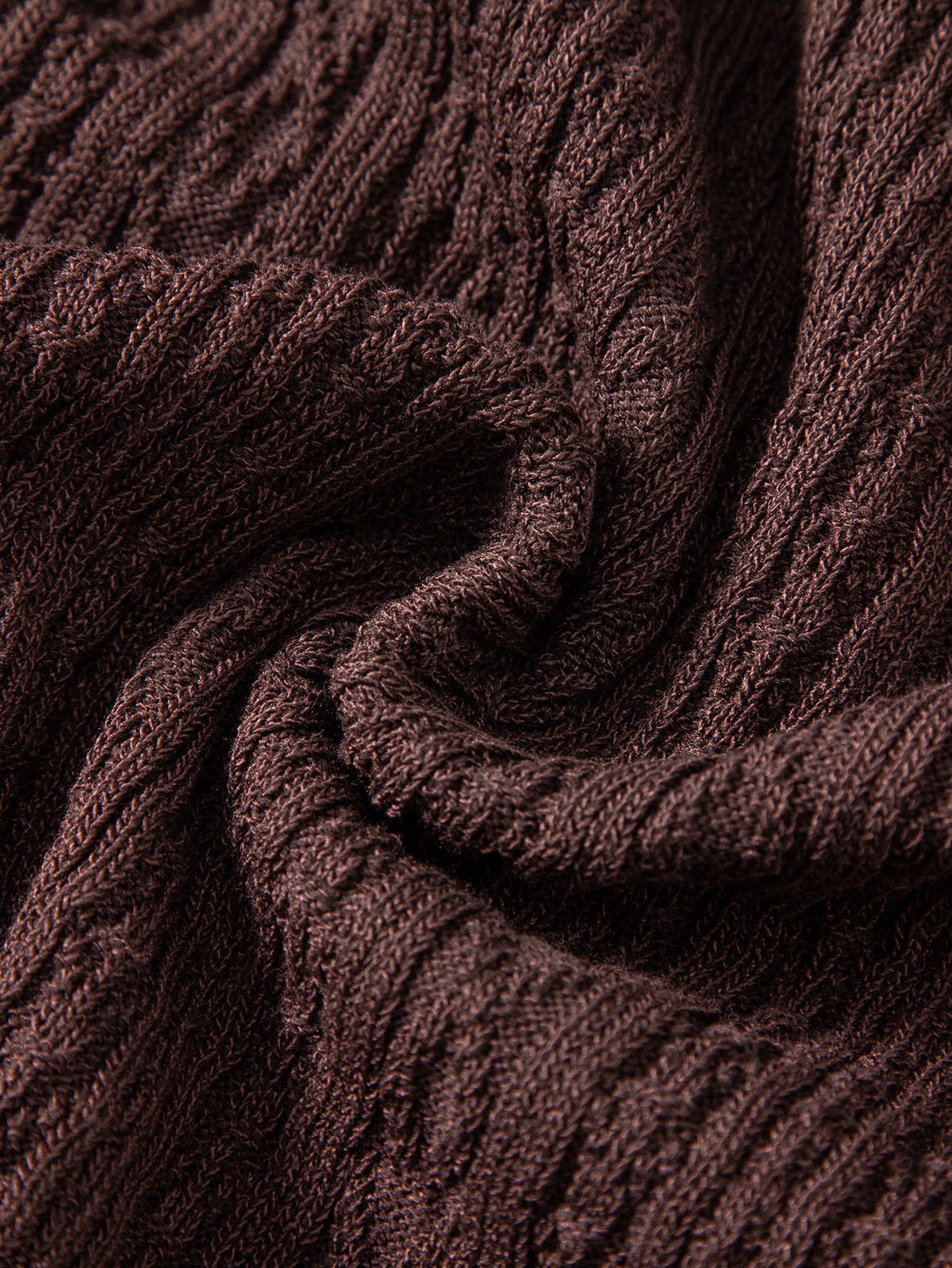 Kahvinruskean geometrisen jacquard-neuloksen lähikuva