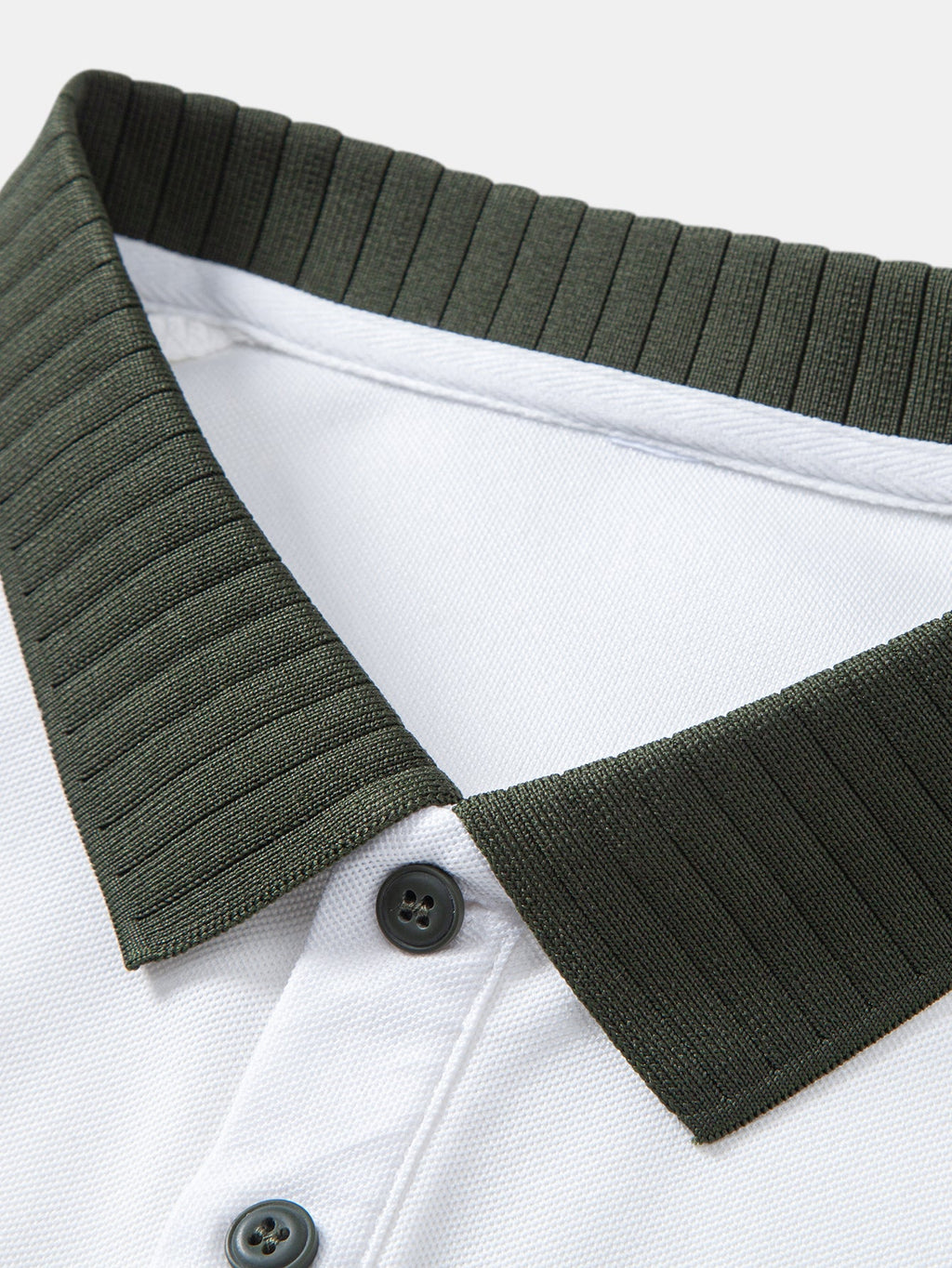 Pikeepaidan kontrastivärisen ribbikauluksen yksityiskohta