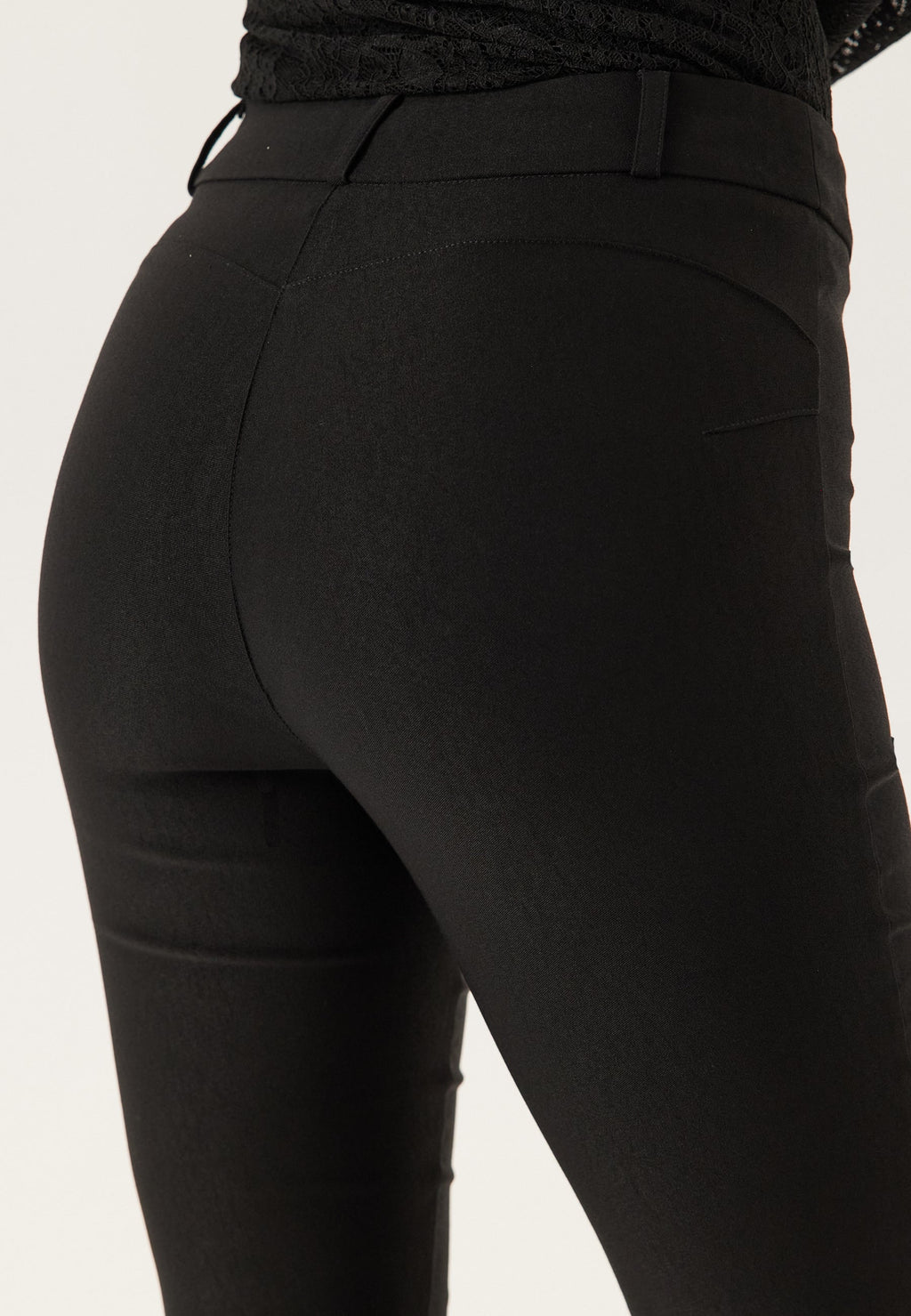 Mustien skinny-housujen korkea vyötärö ja kapea lahje