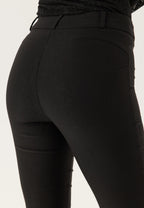 Mustien skinny-housujen korkea vyötärö ja kapea lahje