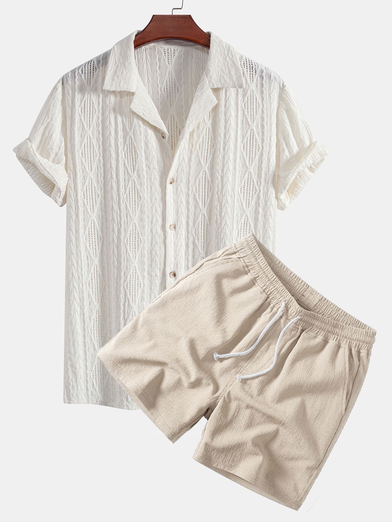 Beige jacquard-paita kuubalaisella kauluksella ja kreppipintaiset shortsit aikuisen mallin yllä