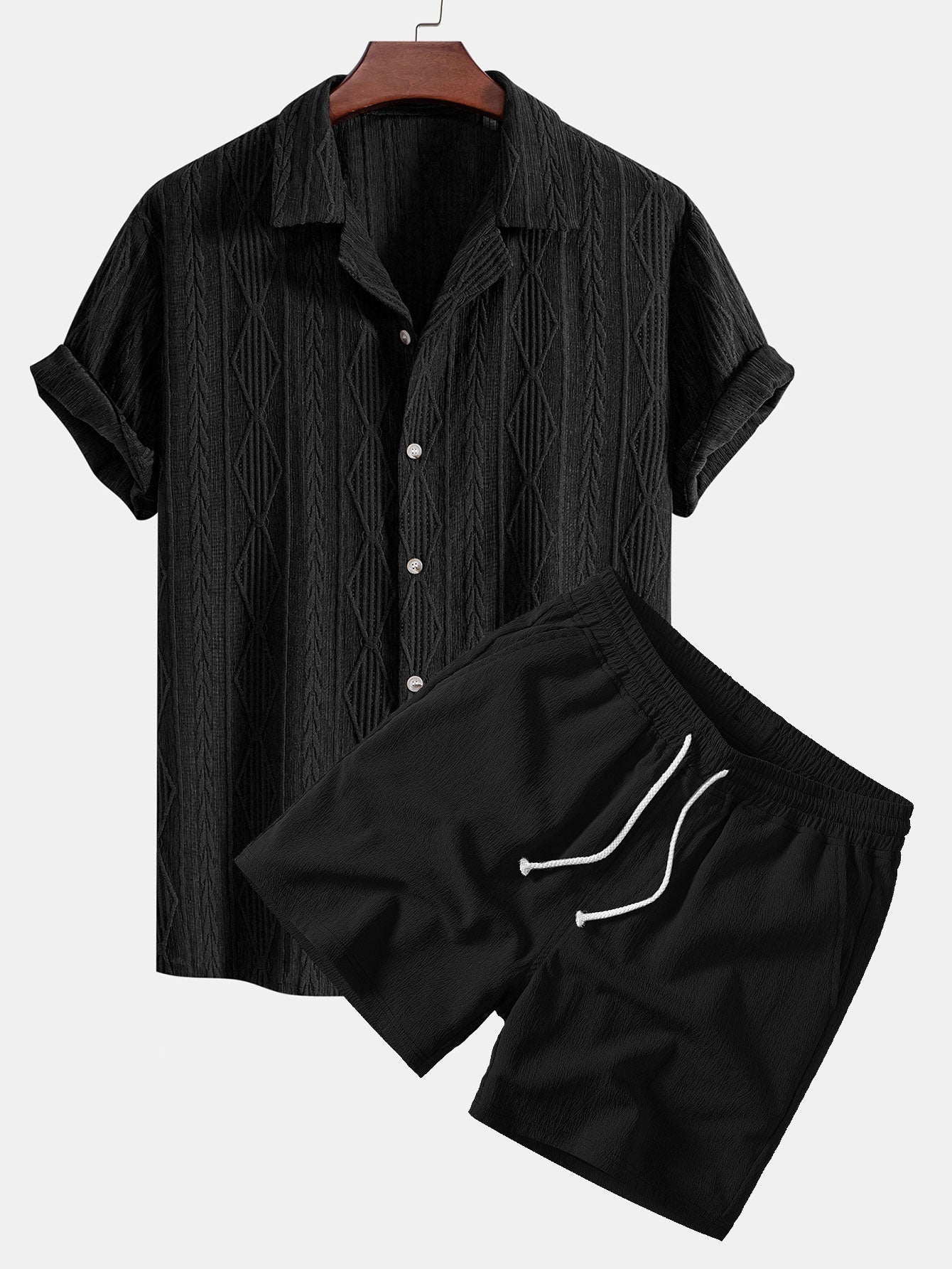 Musta jacquard-paita kuubalaisella kauluksella ja kreppipintaiset shortsit aikuisen mallin yllä
