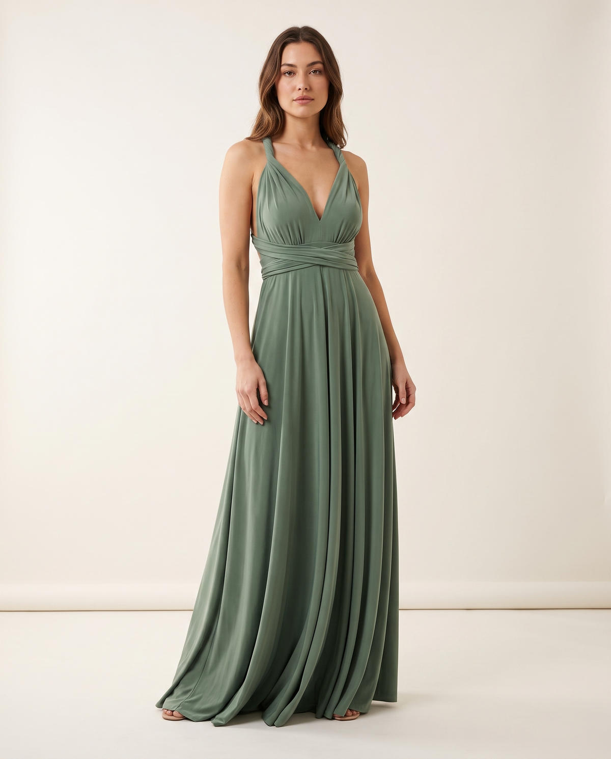 Tumman salvianvihreä monikäyttöinen maksimekko aikuisen mallin yllä lämpimän valkoisella studiotaustalla