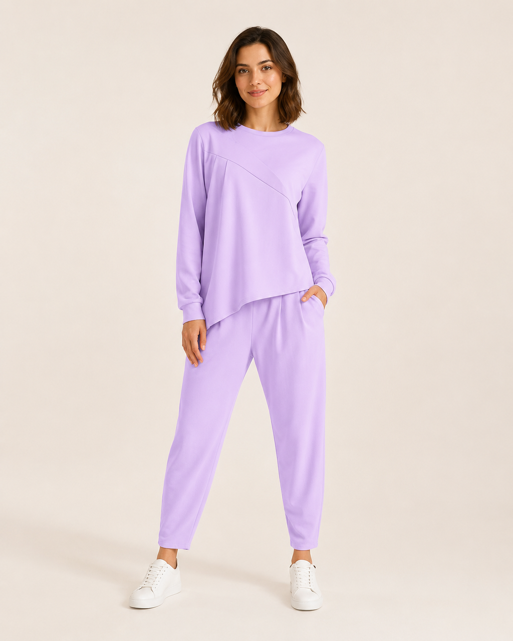 Violetti epäsymmetrinen pitkähihainen paita ja yhteensopivat housut aikuisen mallin yllä.