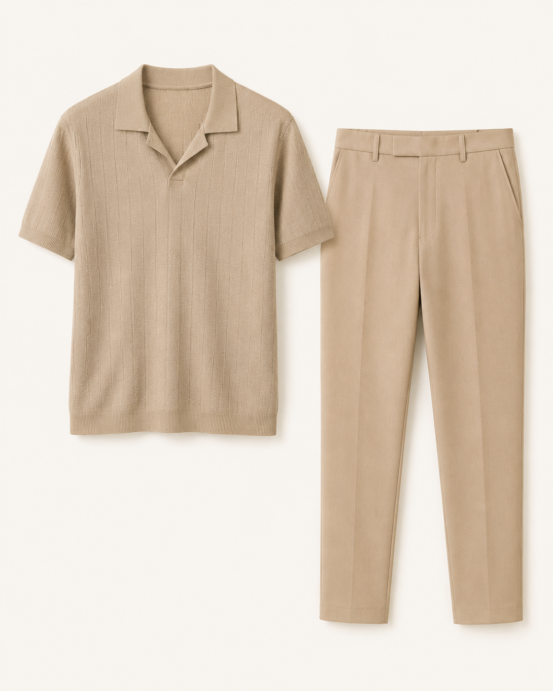 Beige teksturoitu Johnny-kauluksinen pikeepaita ja slim fit -housut teknisessä tuotekuvassa