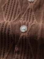 Jacquard-paita ja kreppipintaiset shortsit aikuisen mallin yllä sivulta