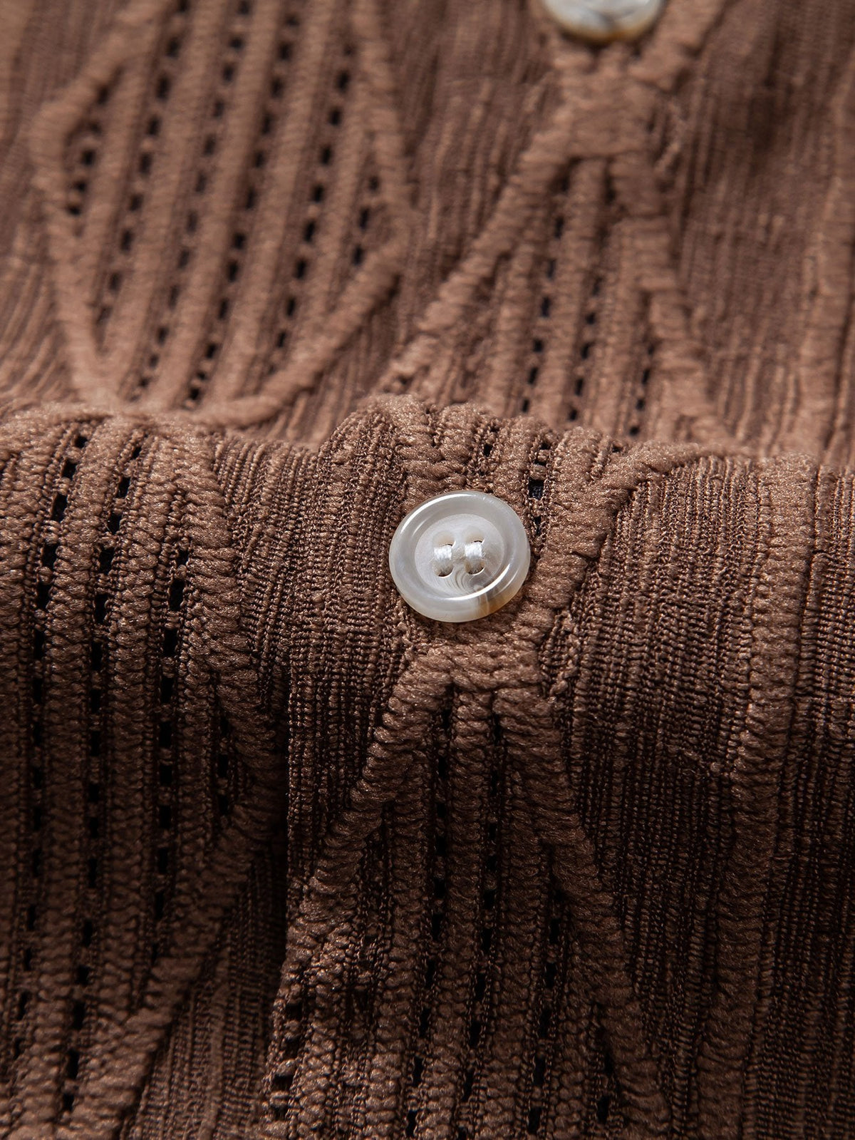 Jacquard-paita ja kreppipintaiset shortsit aikuisen mallin yllä sivulta