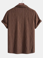Kuubalaiskauluksinen jacquard-paita ja shortsit takaa