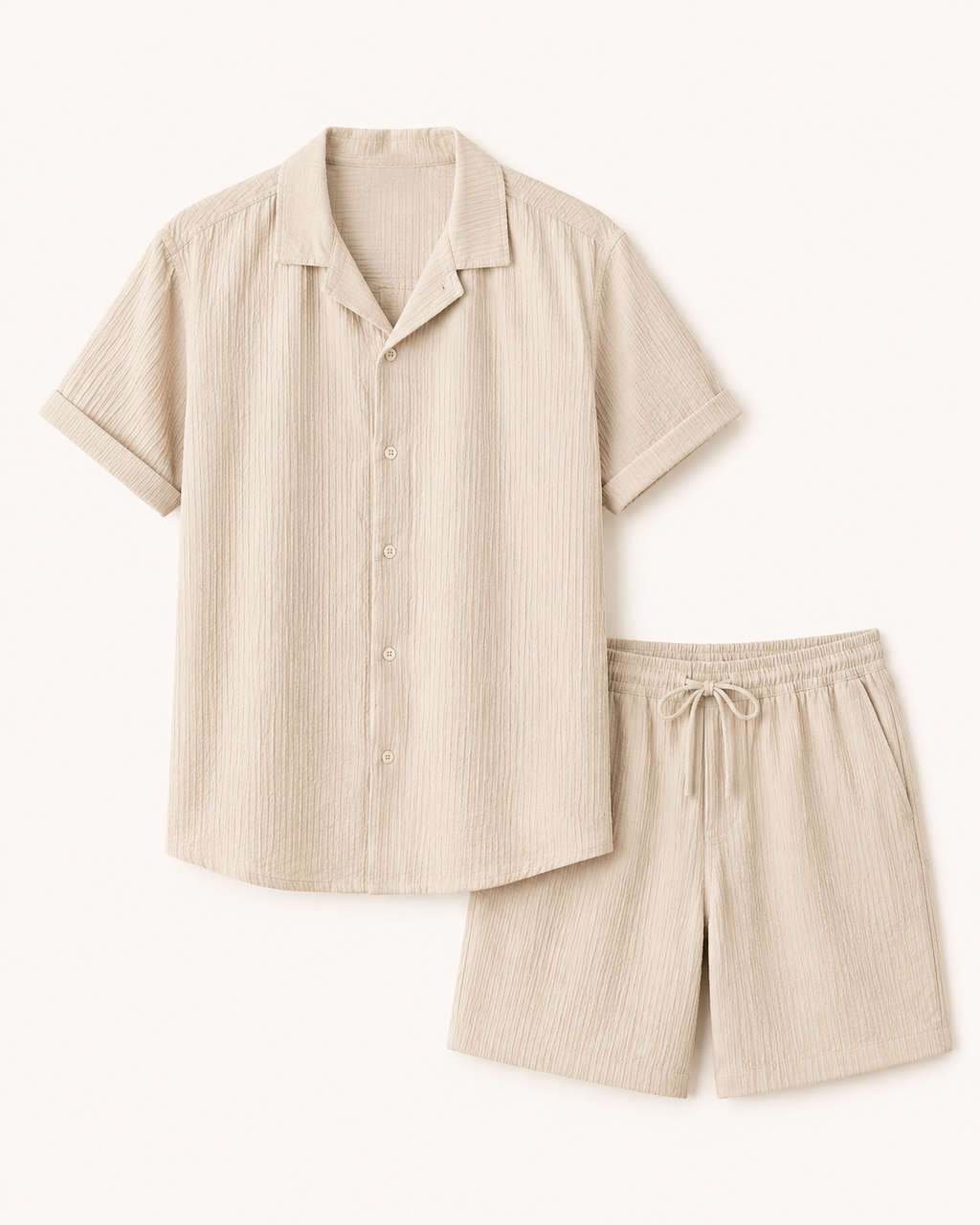 Beige miesten seersucker-paita ja kiristysnyörilliset shortsit tuotekuvassa