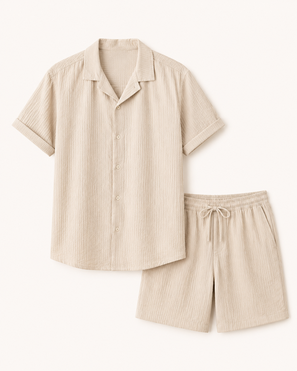 Beige miesten seersucker-paita ja kiristysnyörilliset shortsit tuotekuvassa