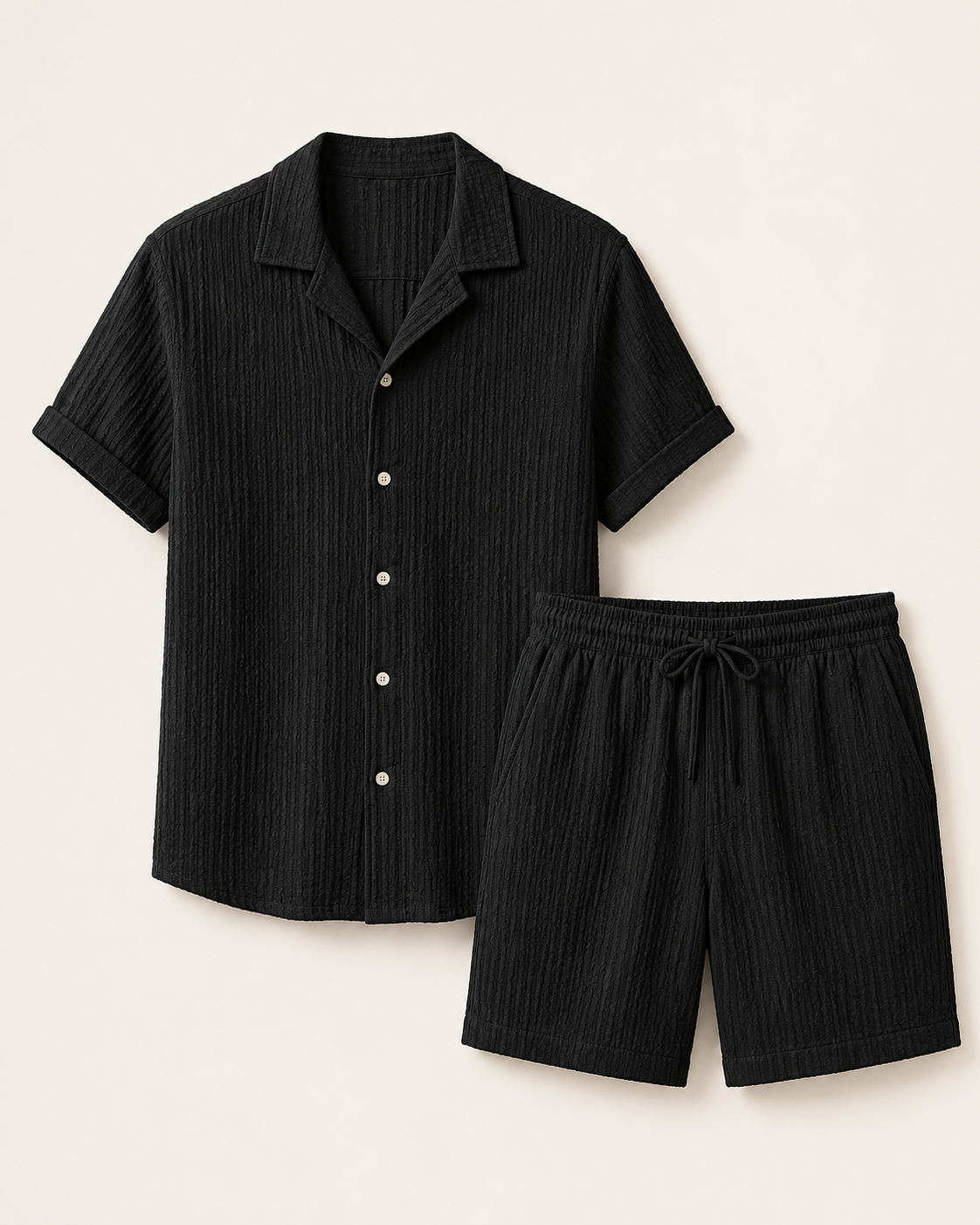 Musta miesten seersucker-paita ja kiristysnyörilliset shortsit tuotekuvassa