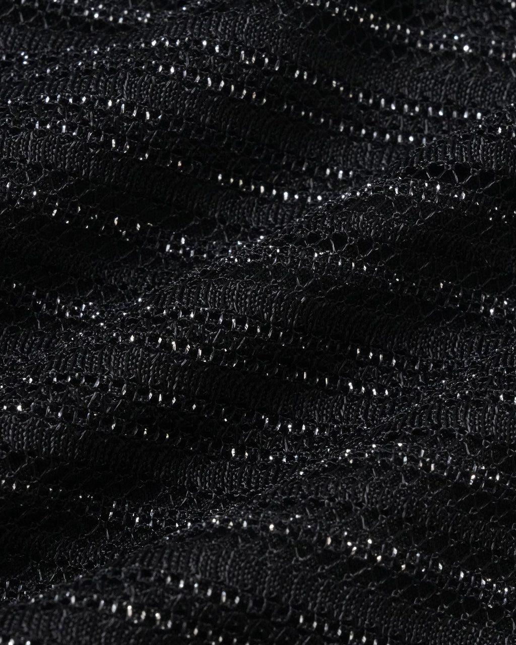 Mustien bikinien metallinhohtoisen lurex-kankaan lähikuva